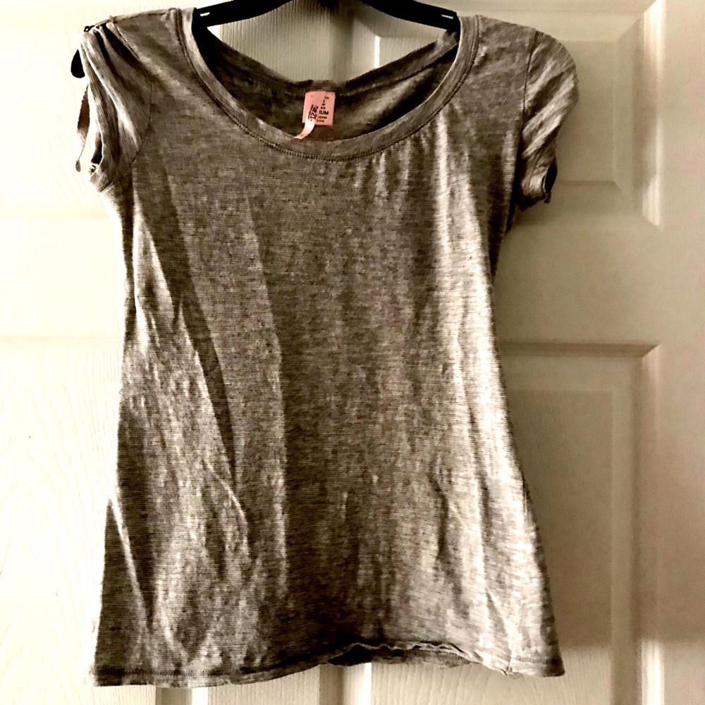 Women’s striped buckle sleeve top